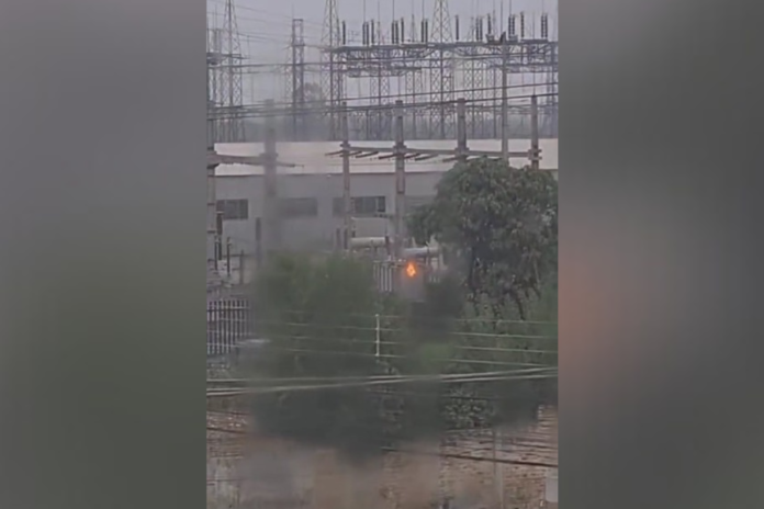 Um incêndio atingiu uma subestação de energia elétrica em Canoas nesta quinta-feira (23). O sinistro foi na Avenida Guilherme Schell, em Canoas.