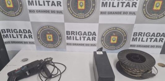 Sete pessoas foram presas com um Ka roubado. O flagrante foi realizado pela Brigada Militar (BM). Entre os presos, estão três mulheres