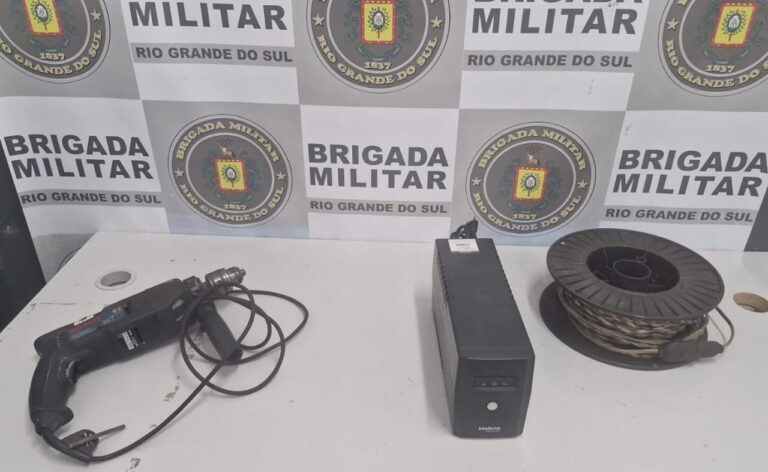 Sete pessoas foram presas com um Ka roubado. O flagrante foi realizado pela Brigada Militar (BM). Entre os presos, estão três mulheres