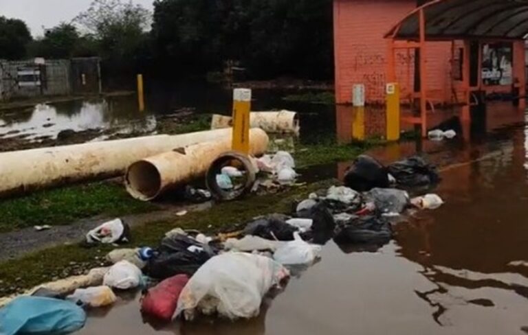 “A gente tá batalhando e o pessoal não se ajudando”, desabafa morador sobre descarte de lixo em rua alagada em Canoas
