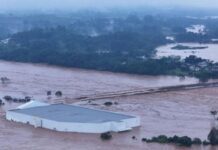 Desde segunda-feira (29), fortes chuvas vêm atingindo o estado do Rio Grande do Sul, causando danos significativos em várias regiões. Entre as áreas mais afetadas está Lajeado, situada na região do Vale do Taquari. Nesta localidade, o aumento do nível do rio Taquari resultou na completa inundação de uma unidade comercial da Havan.