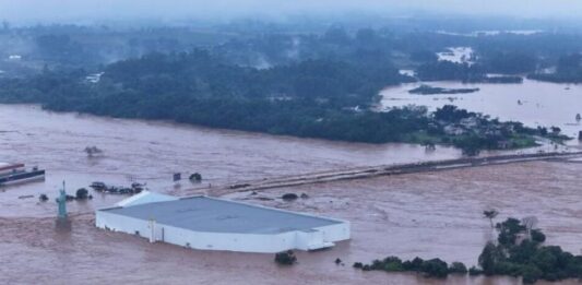 Desde segunda-feira (29), fortes chuvas vêm atingindo o estado do Rio Grande do Sul, causando danos significativos em várias regiões. Entre as áreas mais afetadas está Lajeado, situada na região do Vale do Taquari. Nesta localidade, o aumento do nível do rio Taquari resultou na completa inundação de uma unidade comercial da Havan.