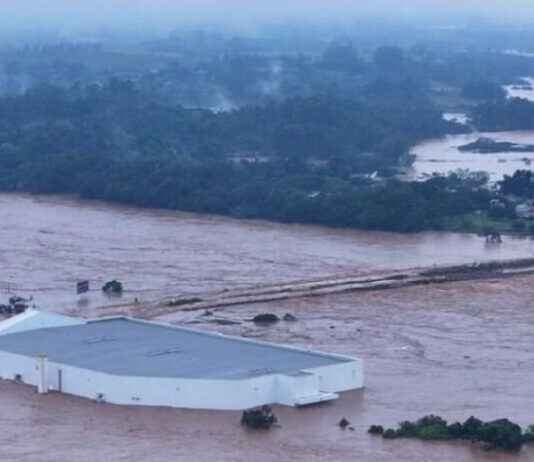 Desde segunda-feira (29), fortes chuvas vêm atingindo o estado do Rio Grande do Sul, causando danos significativos em várias regiões. Entre as áreas mais afetadas está Lajeado, situada na região do Vale do Taquari. Nesta localidade, o aumento do nível do rio Taquari resultou na completa inundação de uma unidade comercial da Havan.