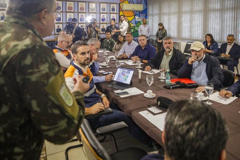 O Presidente da República Luiz Inácio Lula da Silva chegou na manhã desta quinta-feira (2), na cidade de Santa Maria para reforçar o apoio ao Governo Federal nos resgates e apoios às famílias atingidas pelas chuvas.