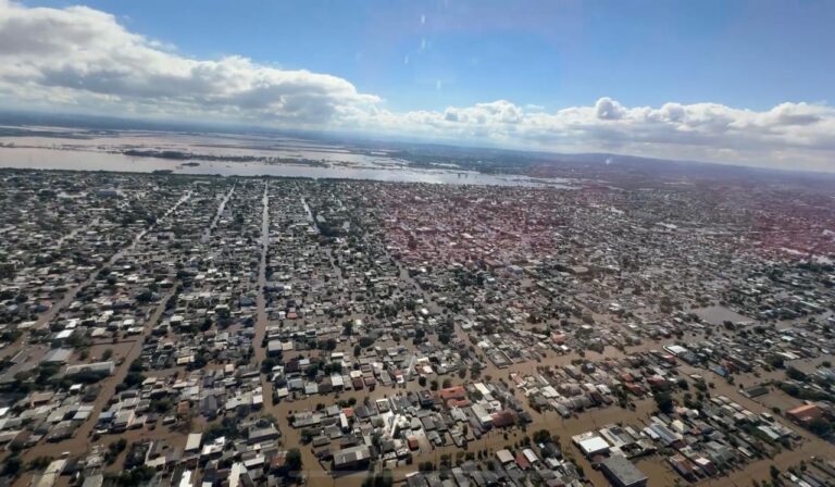 Um vídeo publicado pelo comunicador Luciano Potter mostra imagens aéreas do bairro Mathias Velho, em Canoas