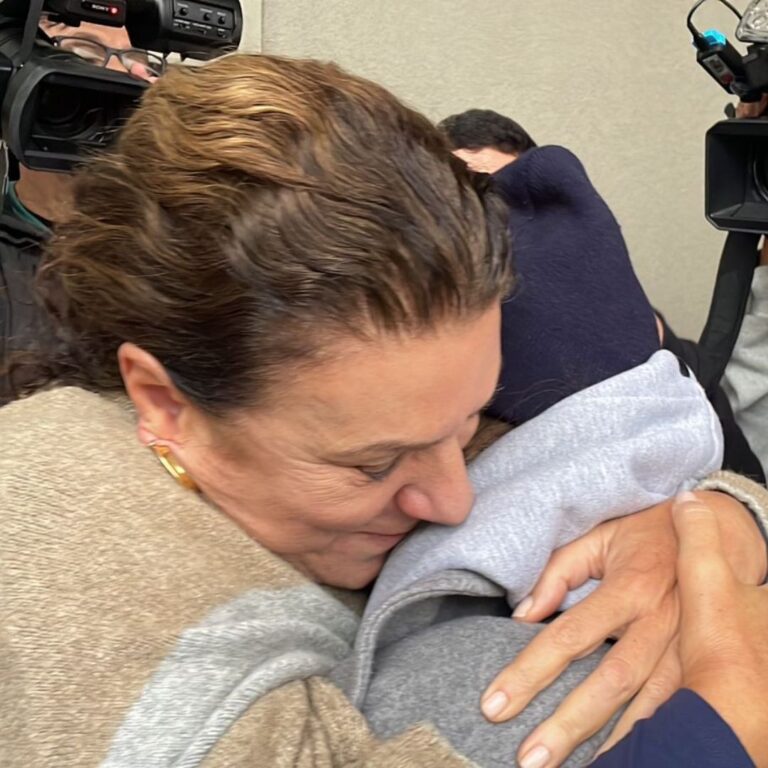 Após abertura emergencial de aeroporto em Canoas, mãe e filha se reencontram após 24 dias de espera
