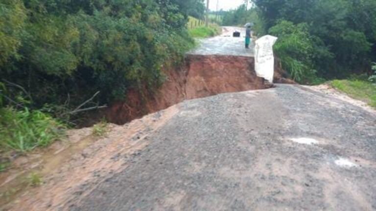 Asfalto cede em Nova Santa Rita e moradores precisam desviar por Capela de Santana