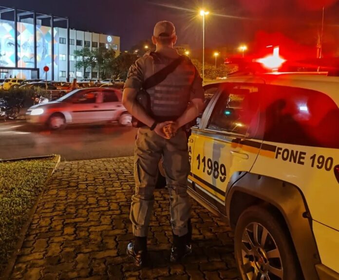 Um criminoso foi preso por tentativa de roubo em Lajeado. A Brigada Militar (BM) foi acionada às 23h para um roubo em andamento em um salão de beleza no bairro Moinhos.