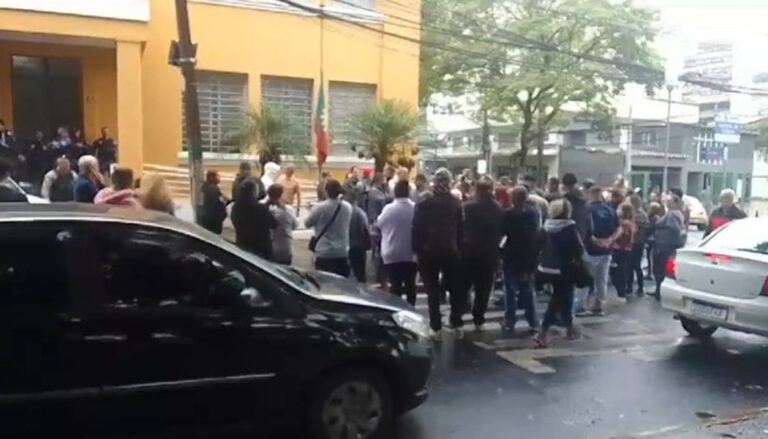 Moradores do Mathias Velho protestam em frente à Prefeitura de Canoas