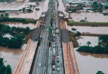 A ponte do Rio dos Sinos na BR-116 que estava fechada há uma semana por conta das enchentes, teve o trânsito liberado neste sábado (11).