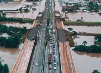 A ponte do Rio dos Sinos na BR-116 que estava fechada há uma semana por conta das enchentes, teve o trânsito liberado neste sábado (11).