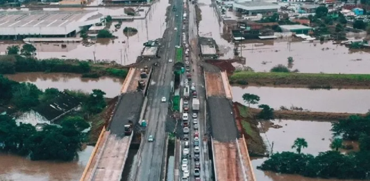 A ponte do Rio dos Sinos na BR-116 que estava fechada há uma semana por conta das enchentes, teve o trânsito liberado neste sábado (11).