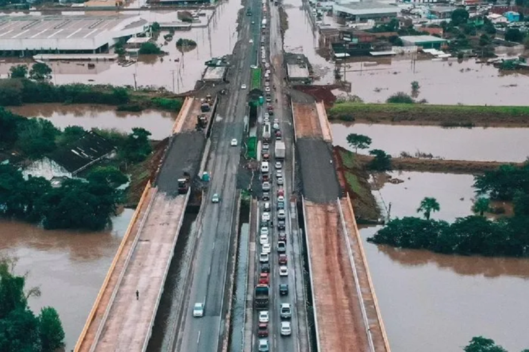 A ponte do Rio dos Sinos na BR-116 que estava fechada há uma semana por conta das enchentes, teve o trânsito liberado neste sábado (11).