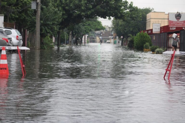 A Rio Grande Energia (RGE) anunciou que realizará o desligamento da energia elétrica em pontos alagados e com risco de inundação no bairro Niterói, em Canoas, nesta quinta-feira (2).