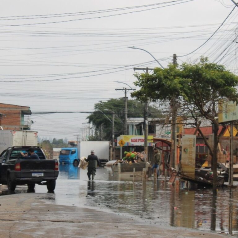 Nesta sexta-feira (31), a equipe da Agência GBC percorreu o bairro e constatou a persistência das inundações, especialmente em áreas que vão desde a rua Erechim até a rua Martin Luther King. Nestas localidades, a presença de água ainda é bastante marcante.