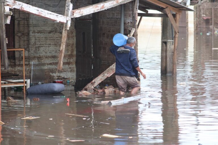 Saiba como famílias afetadas pela enchente vão receber Pix de R$ 5 mil