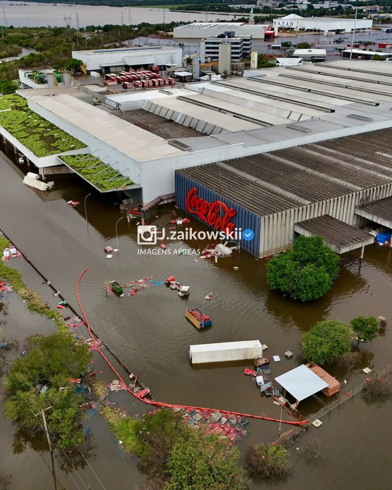 Invadida pela enchente, fábrica da Coca-Cola não tem previsão de reabertura