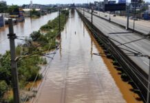 A Trensurb segue fora de operação nesta segunda-feira (6). No trecho entre Canoas e Porto Alegre os trilhos estão submersos