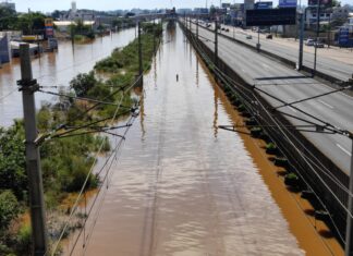 A Trensurb segue fora de operação nesta segunda-feira (6). No trecho entre Canoas e Porto Alegre os trilhos estão submersos