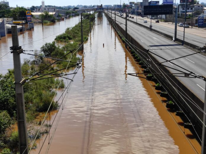 A Trensurb segue fora de operação nesta segunda-feira (6). No trecho entre Canoas e Porto Alegre os trilhos estão submersos