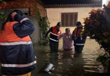 Um idosa de 97 anos foi resgatada após ter a residência alagada no bairro Niterói, em Canoas, na madrugada desta quinta-feira (2). O resgate foi feito por agentes da Defesa Civil.
