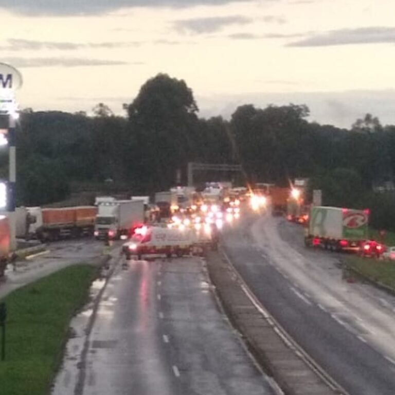 BR-386 está totalmente bloqueada em Nova Santa Rita; Água invadiu a pista
