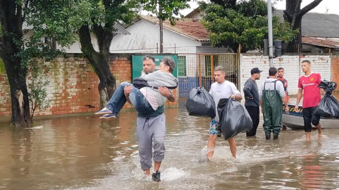 Um casal de idosos foi socorrido em uma área de alagamento no bairro Mato Grande, em Canoas, na manhã desta sexta-feira (3). O resgate aconteceu na rua Roberto Francisco Behrens.