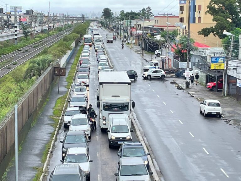 Bloqueio causa grande congestionamento na avenida Guilherme Schell