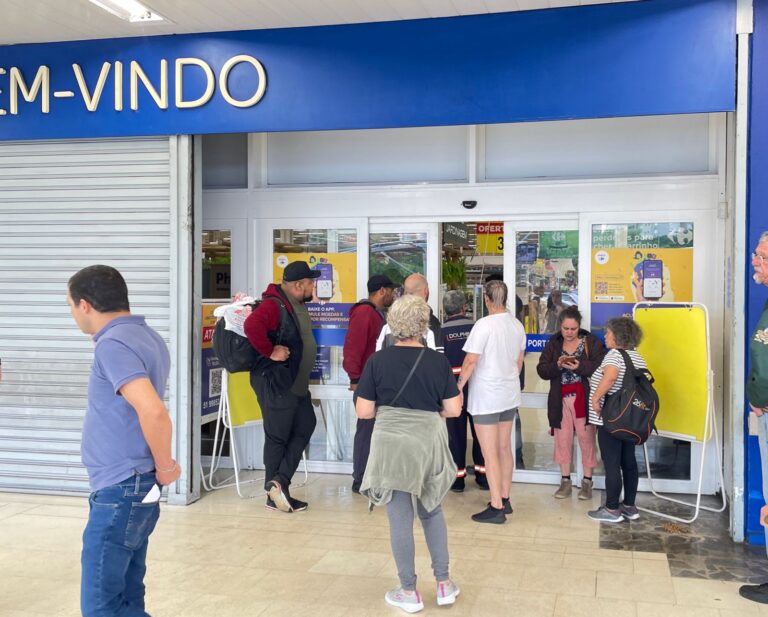 Com falta de produtos, supermercados estão fechando mais cedo em Canoas