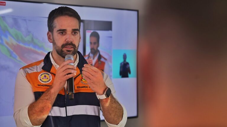 “É muito dramático”, afirma Leite ao alertar sobre a subida do Rio Jacuí que pode descer em direção a Canoas