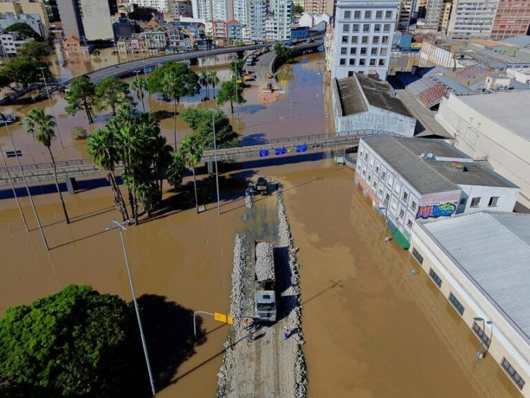 Prefeitura de Porto Alegre vai derrubar passarela para montar corredor humanitário