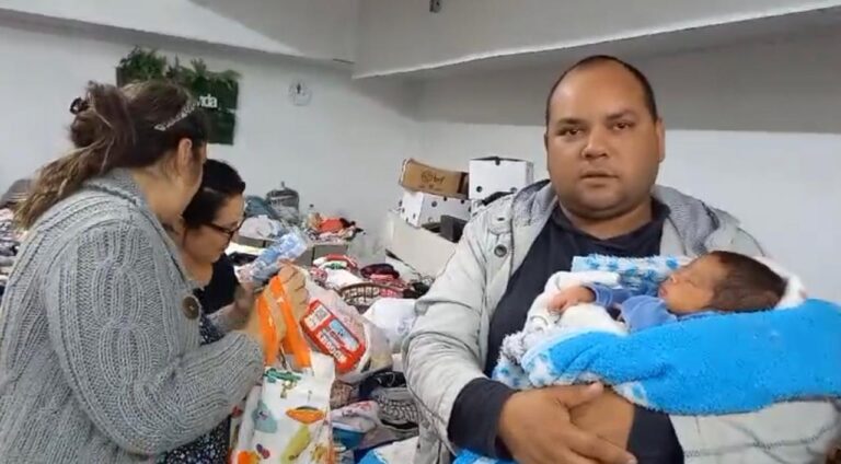 Com bebê recém-nascido, casal é resgatado de barco durante enchente em Canoas