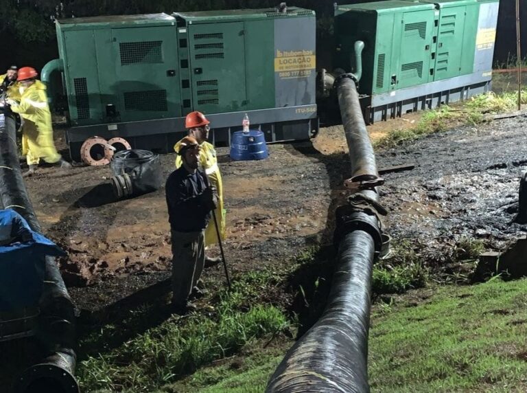 Prefeitura instala mais bombas para escoar águas em vala do Niterói em Canoas