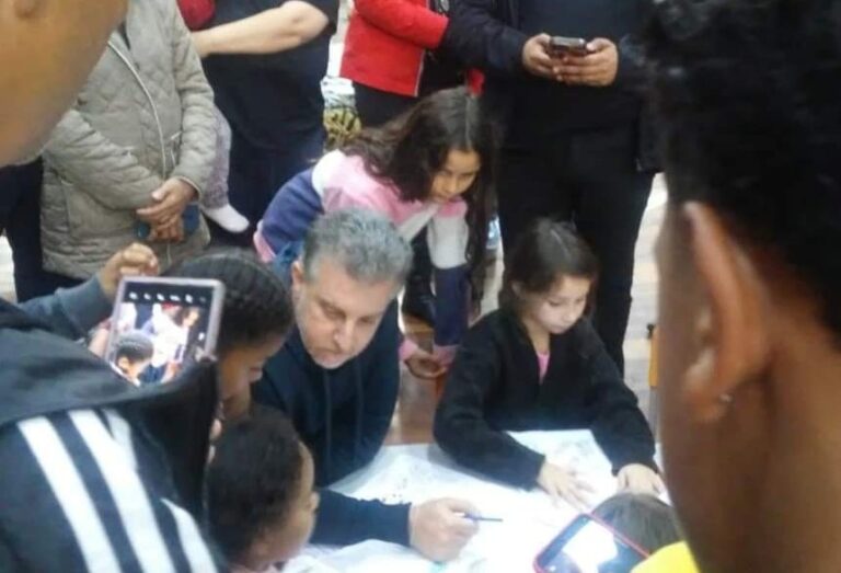 Luciano Huck é visto em abrigo de Canoas