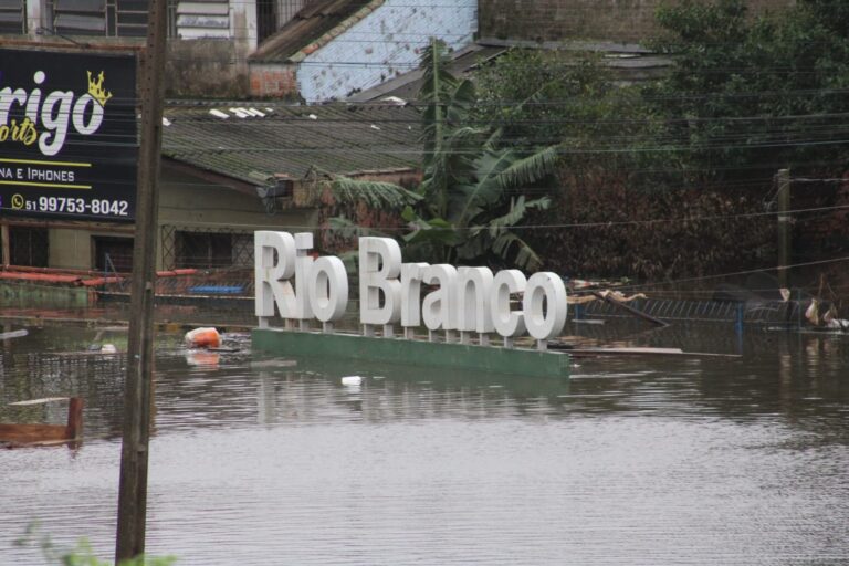 Voluntários precisam de gasolina e marmitas em Canoas