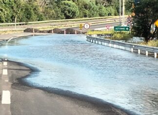 Além da água, o asfalto na descida da ponte em direção ao pedágio está totalmente deteriorado