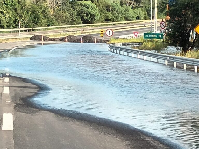 Além da água, o asfalto na descida da ponte em direção ao pedágio está totalmente deteriorado