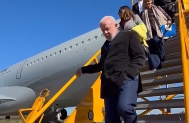 Lula desembarca na cidade de Canoas; Presidente deve anunciar ajuda a famílias atingidas pela enchente