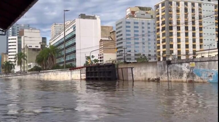 Comporta é derrubada para escoar água do Centro de Porto Alegre