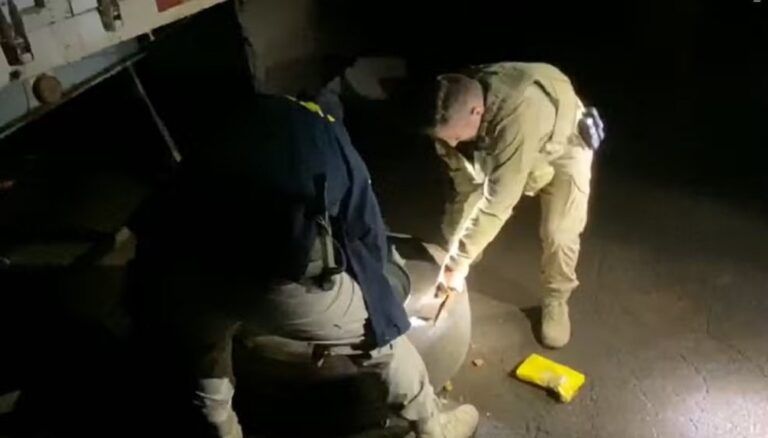 Motorista que transportava doações para o Rio Grande do Sul é preso com 50kg de crack e cocaína. Ele foi encaminhado à Polícia Federal.