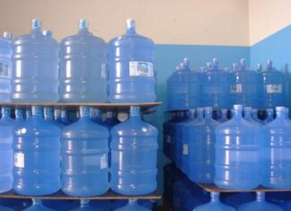 Fiscalização flagra galão de 20 litros de água sendo vendido por R$ 80. Conforme o MP, foram recebidas 680 denúncias de todo o estado.