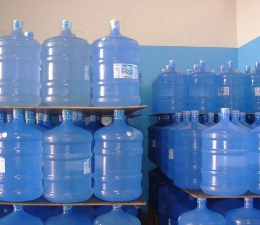 Fiscalização flagra galão de 20 litros de água sendo vendido por R$ 80. Conforme o MP, foram recebidas 680 denúncias de todo o estado.