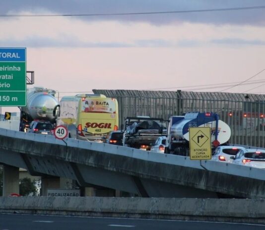 BR-116 segue com bloqueio no limite entre Canoas e Porto Alegre. O motivo é a via alagada no trecho entre a Estação Anchieta e o Aeroporto