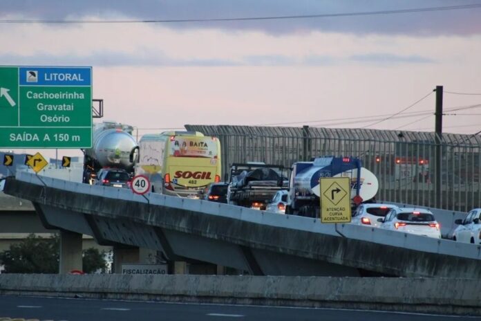 BR-116 segue com bloqueio no limite entre Canoas e Porto Alegre. O motivo é a via alagada no trecho entre a Estação Anchieta e o Aeroporto