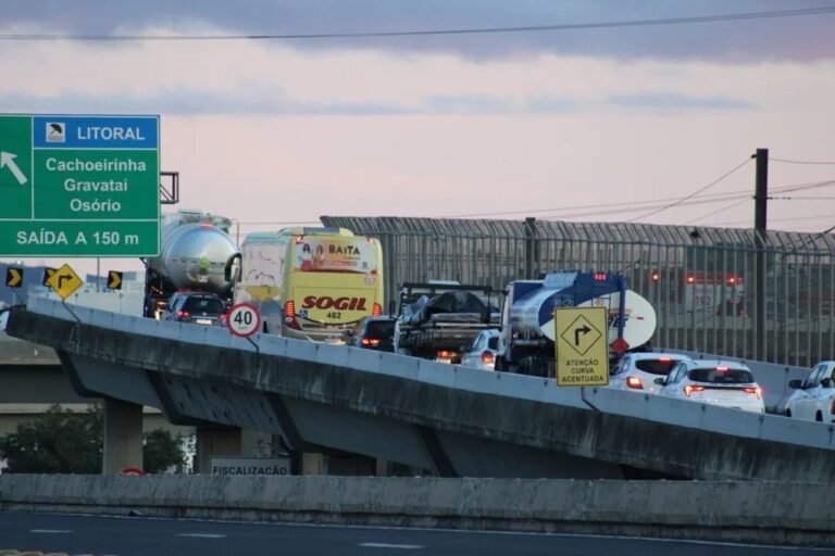 BR-116 segue com bloqueio no limite entre Canoas e Porto Alegre. O motivo é a via alagada no trecho entre a Estação Anchieta e o Aeroporto