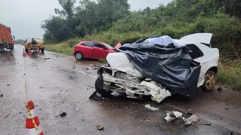 Homem morre após colisão frontal entre dois carros; Três pessoas ficaram feridas. O motorista do Prisma morreu no local