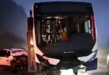 Homem fica ferido após colisão frontal entre carro e ônibus na BR-116. O motorista do carro foi rapidamente socorrido.