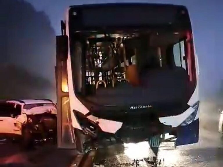 Homem fica ferido após colisão frontal entre carro e ônibus na BR-116. O motorista do carro foi rapidamente socorrido.