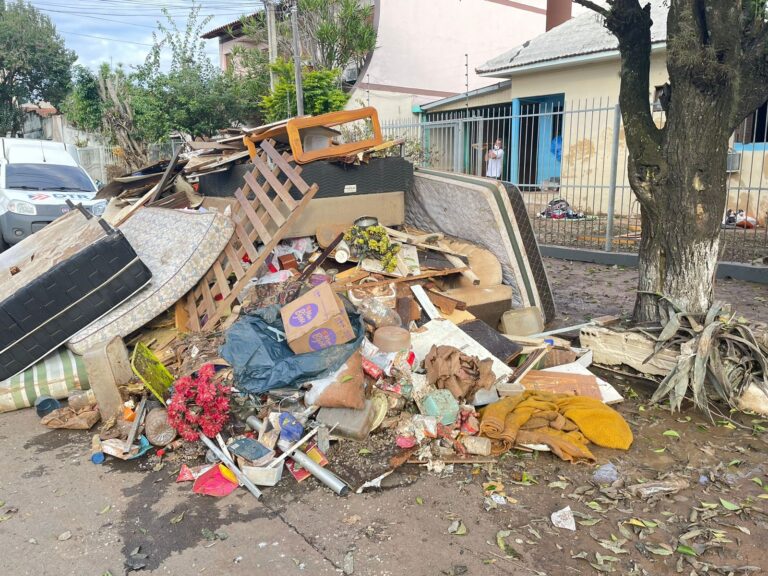 Enchente em Canoas: Água recua em pontos do Mathias Velho e moradores começam a limpar suas casas