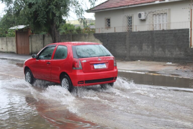 Enchente em Canoas: Casas de bombas funcionam com geradores